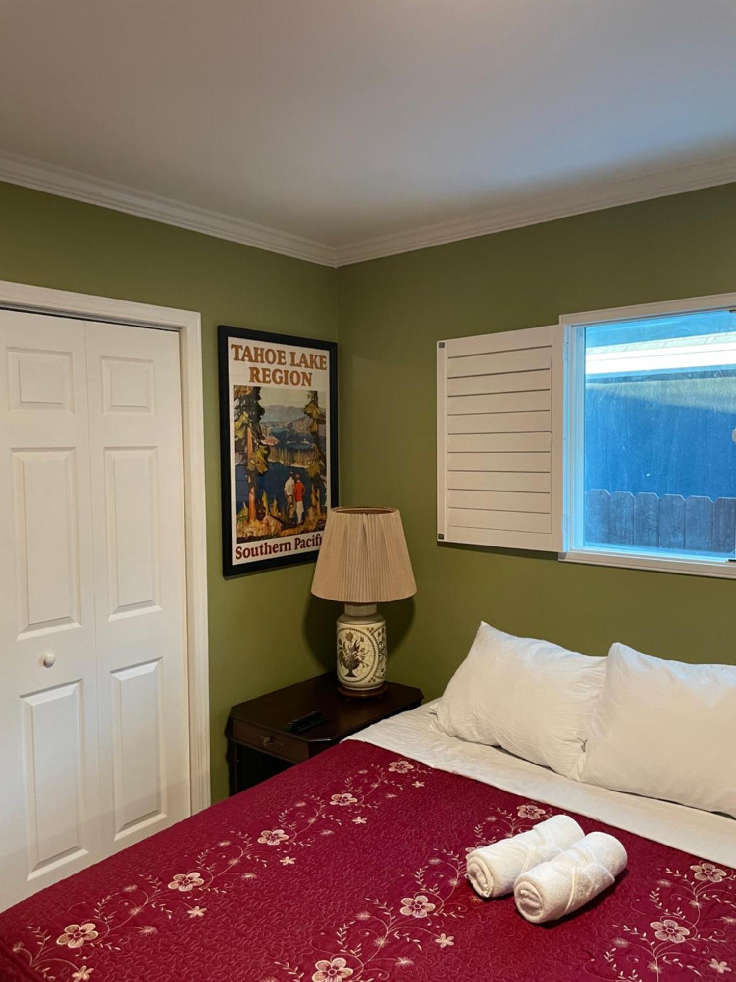 Private La Bedroom W Private Half-bathroom - Ac - Wifi - Private Fridge -smart Tv Habitación en casa particular *