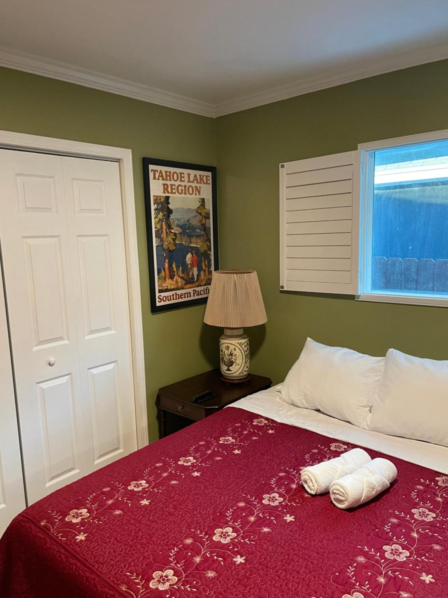 Private La Bedroom W Private Half-bathroom - Ac - Wifi - Private Fridge -smart Tv Habitación en casa particular