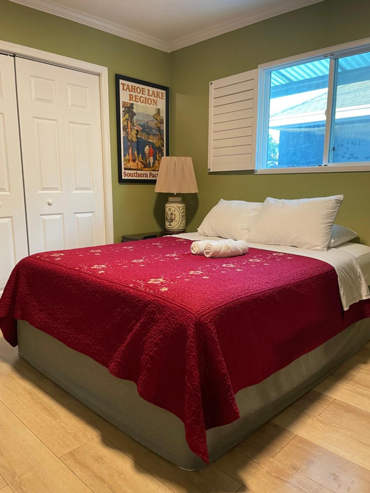 Private La Bedroom W Private Half-bathroom - Ac - Wifi - Private Fridge -smart Tv Habitación en casa particular *