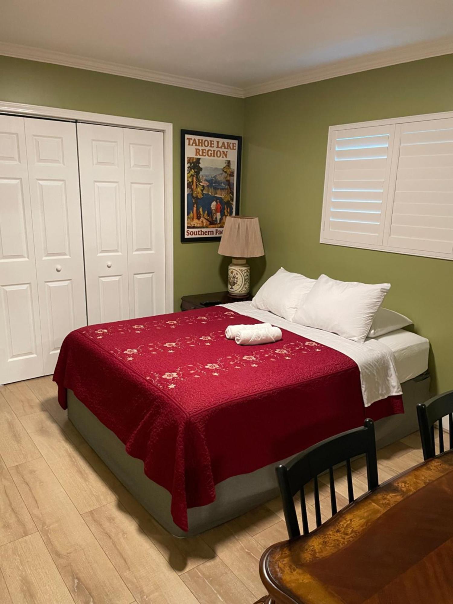 Private La Bedroom W Private Half-bathroom - Ac - Wifi - Private Fridge -smart Tv Habitación en casa particular Los Ángeles