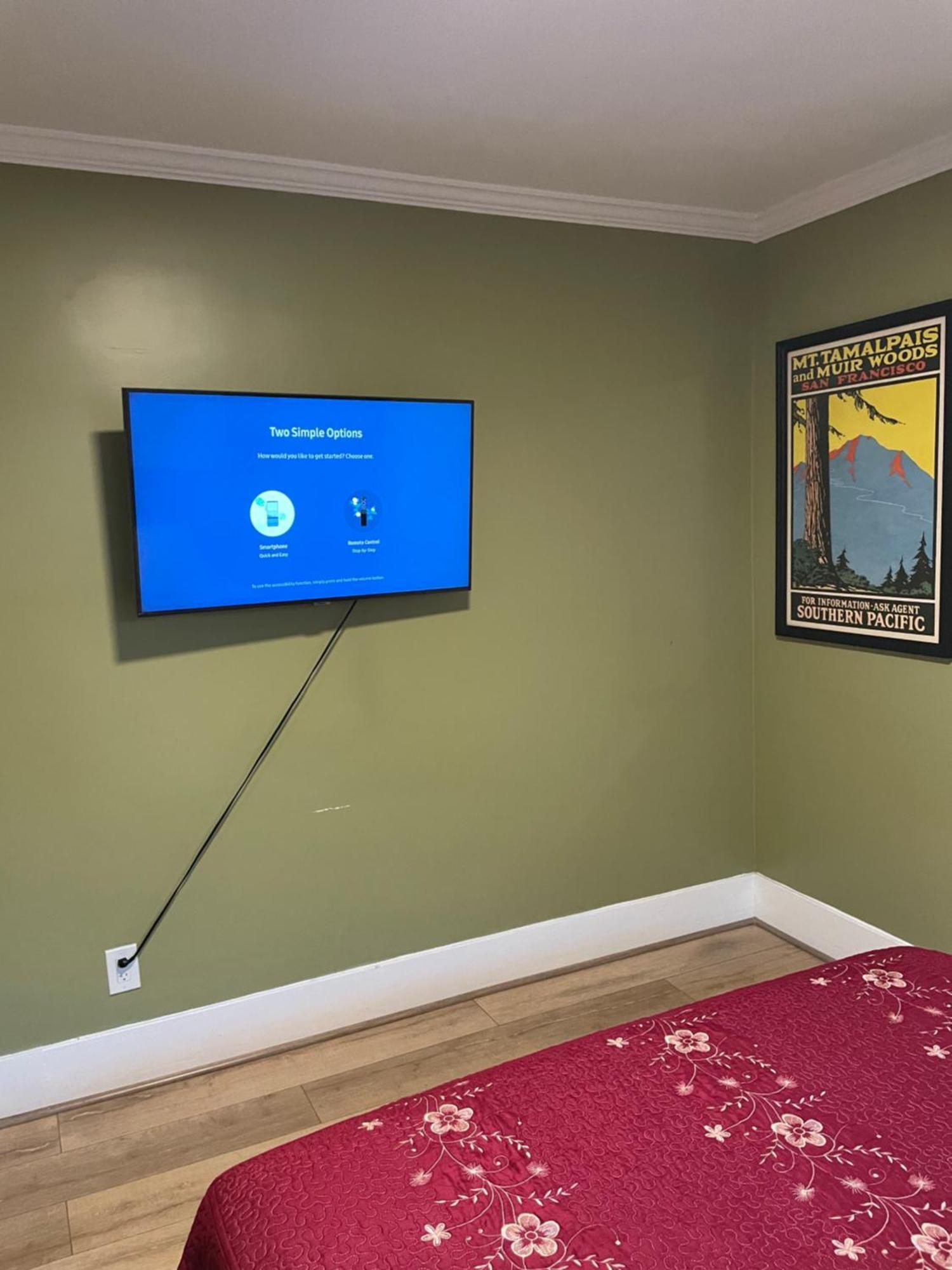 Private La Bedroom W Private Half-bathroom - Ac - Wifi - Private Fridge -smart Tv Habitación en casa particular