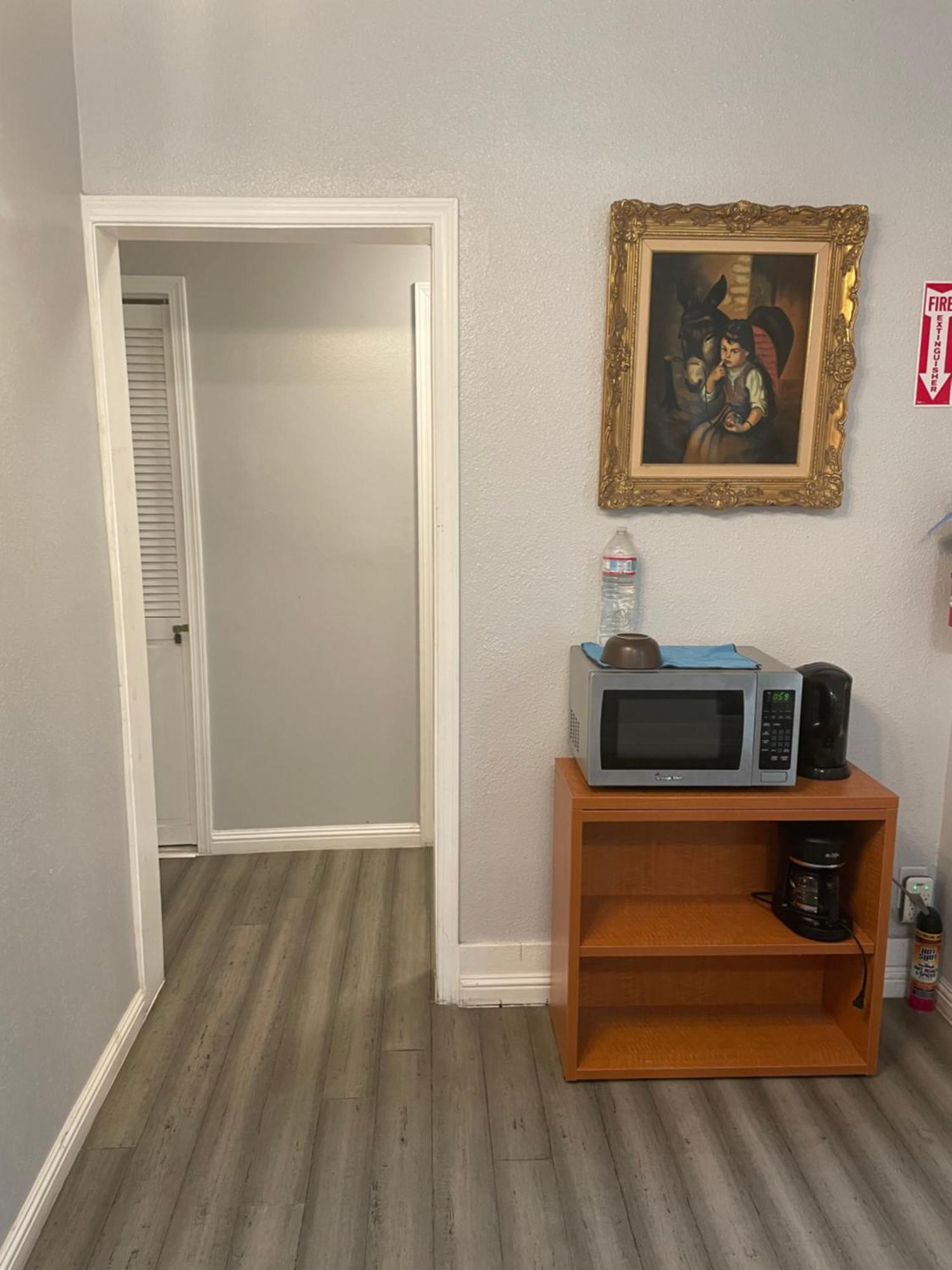 Private La Bedroom W Private Half-bathroom - Ac - Wifi - Private Fridge -smart Tv Habitación en casa particular *